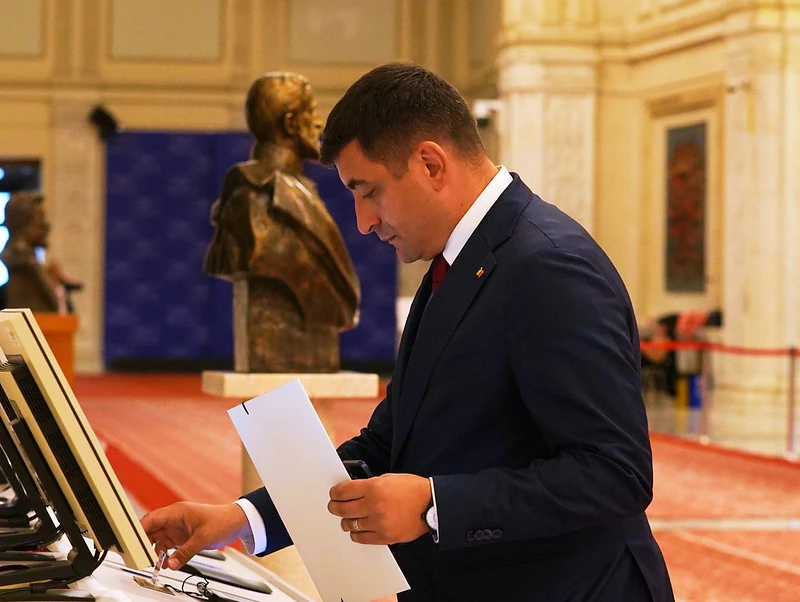 რუმინეთის საპრეზიდენტო არჩევნების პირველ ტურში ნაციონალისტმა ჯორჯე სიმიონმა გაიმარჯვა
